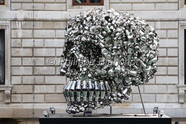 italie venise 19.JPG - Tête de mort fabriquée avec des boites de conserve devant le Palazzo GrassiVenise, Italie